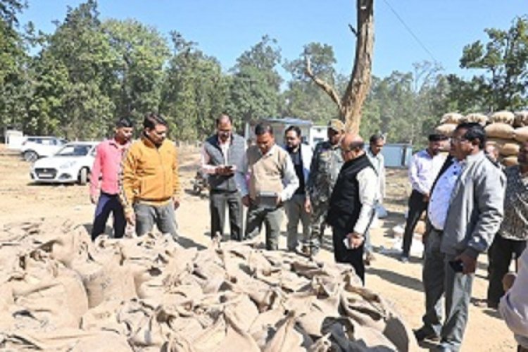 कलेक्टर ने मैनपुर क्षेत्र के विभिन्न धान खरीदी केंद्रों का किया औचक निरीक्षण