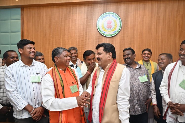 रायपुर : बस्तर संभाग के सरपंचों ने नए विधानसभा भवन में देखी लोकतांत्रिक प्रक्रिया