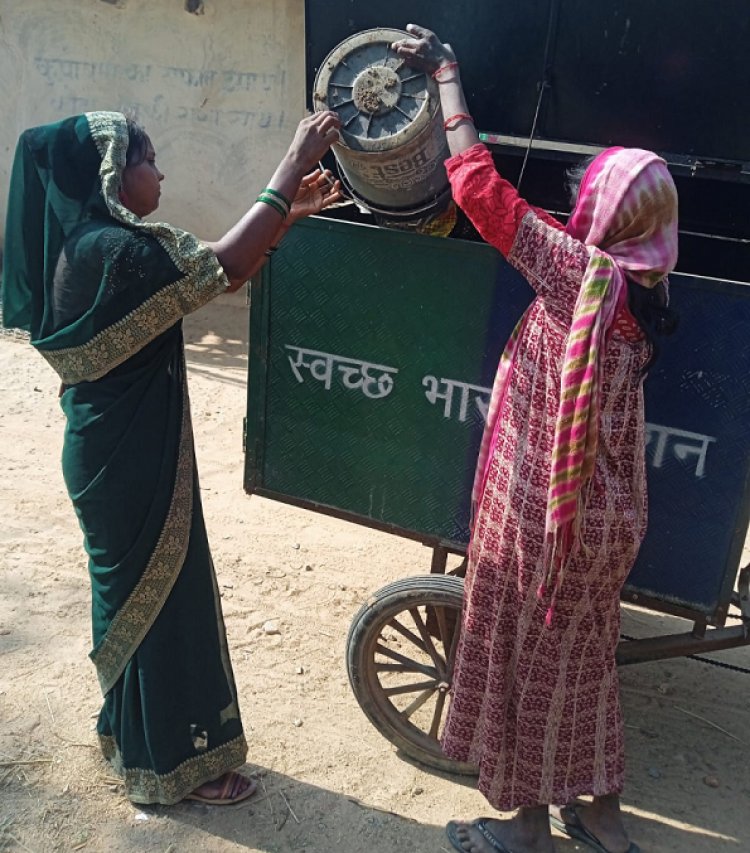 स्वच्छता दीदी द्वारा ग्रामीण क्षेत्रों में किया जा रहा है डोर टू डोर कचरा संग्रहण
