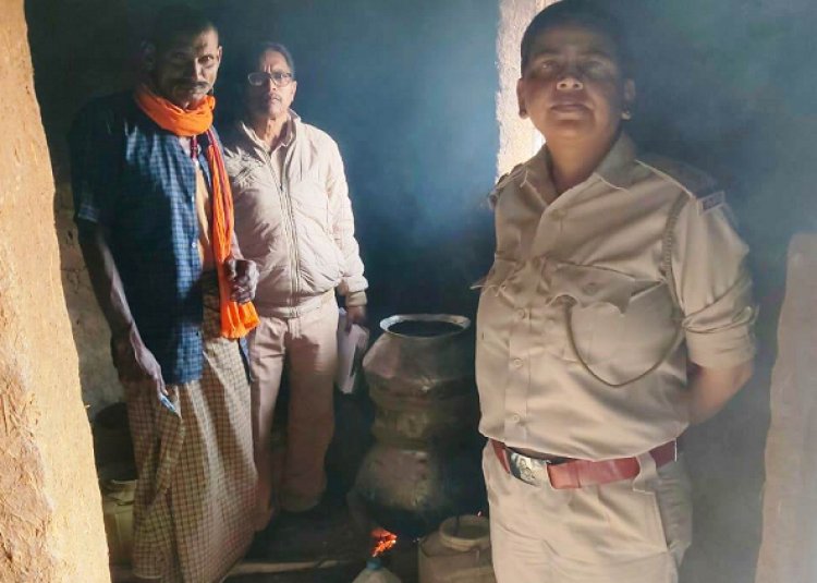 आबकारी विभाग की छापेमार कार्रवाई, अवैध महुआ शराब व लाहन जब्त