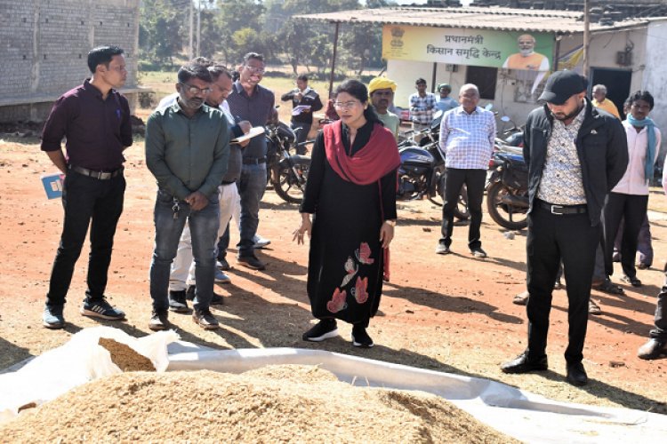 धान खरीदी केंद्रों का कलेक्टर ने किया आकस्मिक निरीक्षण