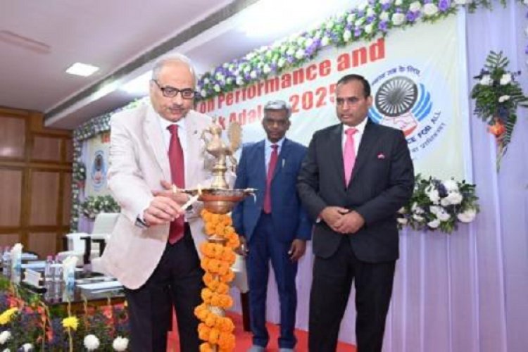 न्यायमूर्ति रमेश सिन्हा, मुख्य न्यायाधीश, छत्तीसगढ़ उच्च न्यायालय द्वारा राष्ट्रीय लोक अदालत में उत्कृष्ट प्रदर्शन करने वाले सम्मानित