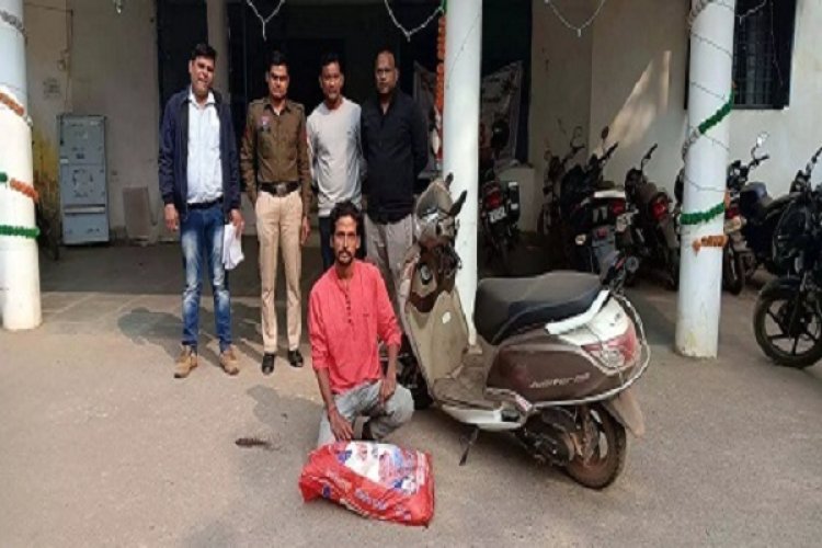 अवैध महुआ शराब तस्करी में संलिप्त आरोपी गिरफ्तार, 30 लीटर शराब व स्कूटी जब्त