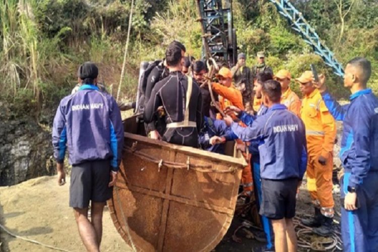 झारखंड में कोयला खदान का एक हिस्सा ढहने से दो मजदूर फंसे