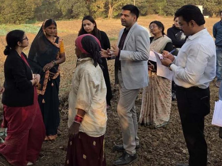 कृषि उत्पादन आयुक्त ने राजनांदगांव जिले के ग्रामों का दौरा कर कृषि योजनाओं एवं फसल चक्र परिवर्तन का किया निरीक्षण