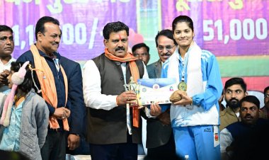 उपमुख्यमंत्री श्री विजय शर्मा ने साउथ एशियन बॉल बैडमिंटन चैंपियनशिप में स्वर्ण पदक जीतने वाली कवर्धा की बेटी रिया तिवारी का किया सम्मान