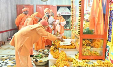 योगी ने गोरखनाथ मंदिर में चढ़ाई खिचड़ी