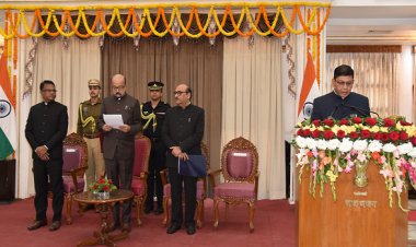 राज्यपाल श्री डेका ने श्री अमिताभ जैन को मुख्य सूचना आयुक्त एवं श्री अग्रवाल और श्री मिश्रा को राज्य सूचना आयुक्त पद की शपथ दिलाई