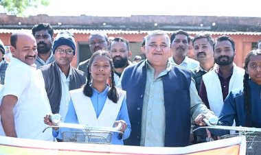 पर्यटन एवं संस्कृति मंत्री श्री राजेश अग्रवाल ने सरस्वती साइकिल योजना के तहत मेंड्रॉकला विद्यालय में छात्राओं को साइकिल वितरित की