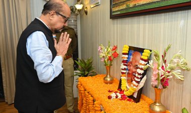 राज्यपाल श्री डेका ने राष्ट्रपिता महात्मा गांधी को दी श्रद्धांजलि