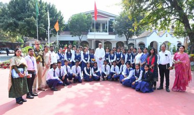 स्कूल के विद्यार्थियों ने देखा लोकभवन