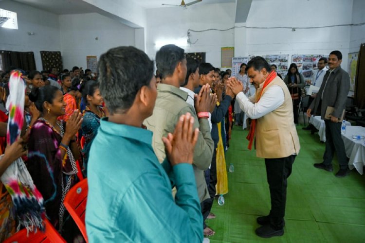 पुनर्वासित युवाओं के साथ उपमुख्यमंत्री श्री विजय शर्मा ने किया आत्मीय संवाद, साथ बैठकर किया सुबह का नाश्ता