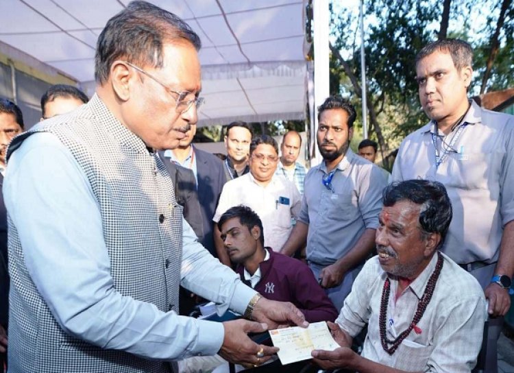 संवेदनशील शासन की मिसाल: जनदर्शन में मुख्यमंत्री श्री विष्णु देव साय ने मौके पर सुलझाईं समस्याएँ