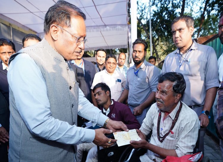 मुख्यमंत्री जनदर्शन: दिव्यांग प्रवीण गिरी गोस्वामी को पुत्री की शादी के लिए मिला 20 हजार का तत्कालीक सहायता