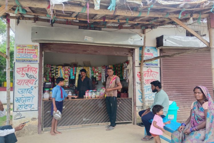 बिठलदाह के सुनील सामुदायिक शौचालय परिसर में कर रहे किराना दुकान संचालन