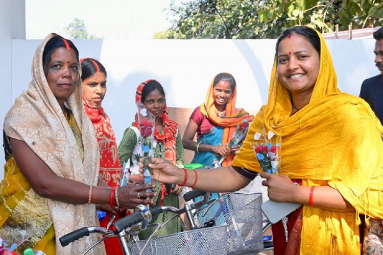 मंत्री लक्ष्मी राजवाड़े गांव–बस्ती चलो अभियान के तहत भटगांव विधानसभा के महावीरपुर और संजय नगर पहुँचीं