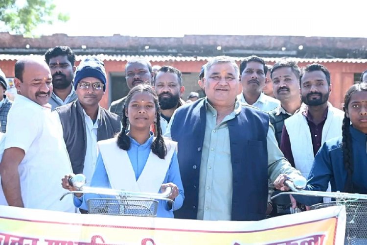 पर्यटन एवं संस्कृति मंत्री श्री राजेश अग्रवाल ने सरस्वती साइकिल योजना के तहत मेंड्रॉकला विद्यालय में छात्राओं को साइकिल वितरित की