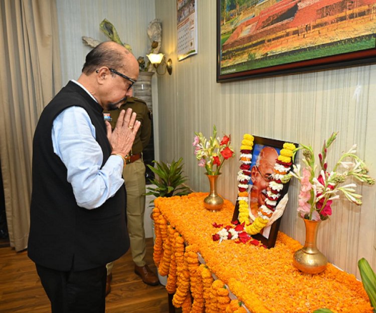 राज्यपाल श्री डेका ने राष्ट्रपिता महात्मा गांधी को दी श्रद्धांजलि