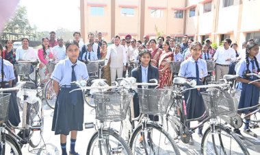 उद्योग मंत्री श्री लखन लाल देवांगन ने छात्राओं को बांटी साइकिल, बोले: खूब पढ़े-खूब बढ़े
