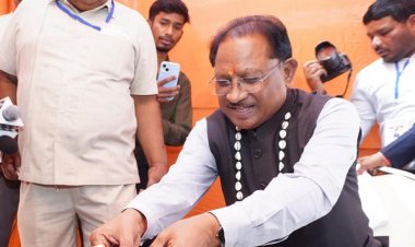 मुख्यमंत्री श्री साय ने कुम्हार के चाक पर गढ़ा दीया, पारंपरिक शिल्पकारों से किया आत्मीय संवाद: सरगुजा विकास प्राधिकरण की बैठक के दौरान प्रदर्शनी में दिखा माटी से जुड़ाव