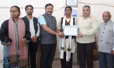 पर्यटन मंत्री श्री राजेश अग्रवाल ने हैमर थ्रो में राज्य स्तर पर तृतीय स्थान प्राप्त करने वाली छात्रा सुधा सिंह को किया सम्मानित