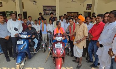 उपमुख्यमंत्री श्री विजय शर्मा की तत्परता से दो दिव्यांगों को मिली स्कूटी