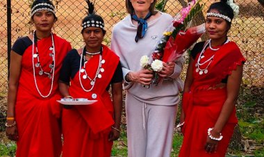 पर्यटन विशेषज्ञ सुश्री किर्सी ने ग्रामीण महिलाओं संग किया महुआ संग्रहण, बस्तर की जैव विविधता और लोकसंस्कृति से हुए अभिभूत