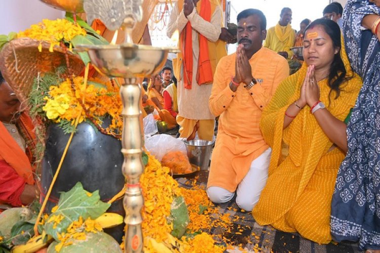 मंत्री श्रीमती लक्ष्मी राजवाड़े गृह ग्राम बीरपुर में नवनिर्मित शिव मंदिर की प्राण-प्रतिष्ठा में शामिल हुईं