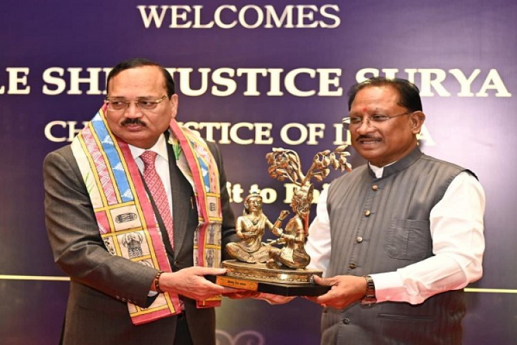 रायपुर पहुंचे CJI सूर्यकांत, सीएम साय ने किया स्वागत