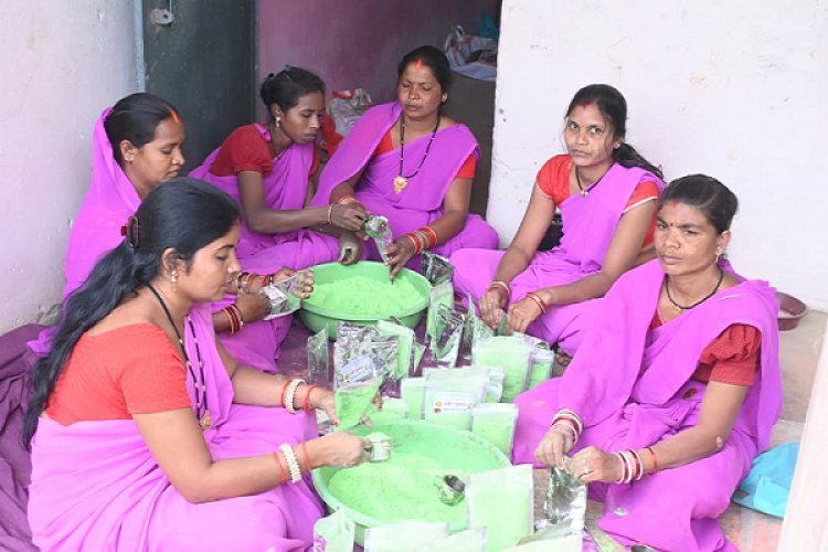 इस बार प्राकृतिक रंगों से रंगीन होगी होली : स्व सहायता समूह की महिलाएं कर रही है प्राकृतिक गुलाल का निर्माण