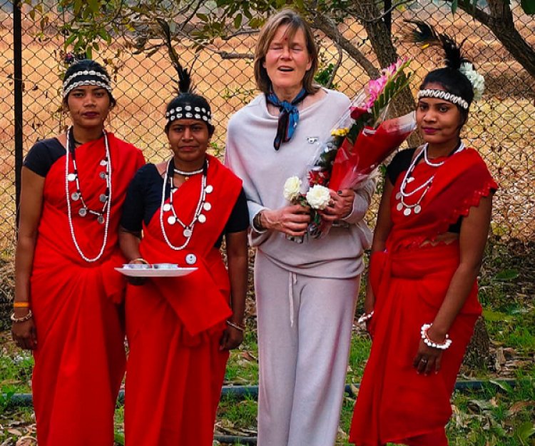 पर्यटन विशेषज्ञ सुश्री किर्सी ने ग्रामीण महिलाओं संग किया महुआ संग्रहण, बस्तर की जैव विविधता और लोकसंस्कृति से हुए अभिभूत