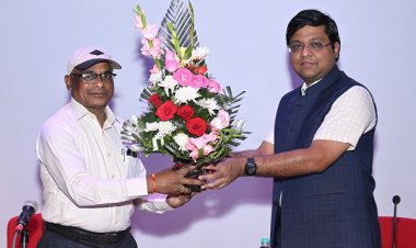 जनसंपर्क विभाग के अपर संचालक श्री जे.एल. दरियो को सेवानिवृत्ति पर दी गई गरिमामय विदाई