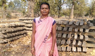 पोल निर्माण कार्य से आत्मनिर्भर बनीं सेमरिहा की फूलमती सिंह