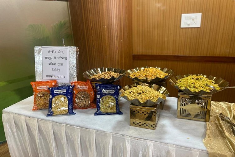 केन्द्रीय जेल रायपुर के बंदियों द्वारा निर्मित नमकीन उत्पादों का विधानसभा सदस्यों ने लिया आनंद
