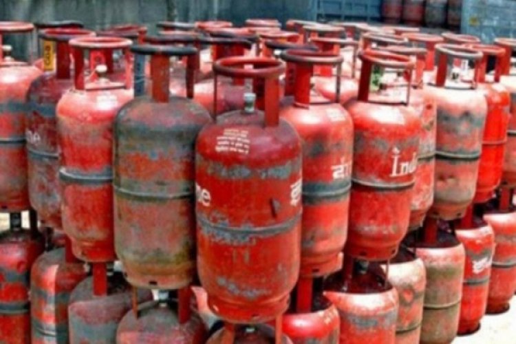 एलपीजी सिलेंडर आपूर्ति पर केंद्र सख्त, जमाखोरी रोकने के लिए एस्मा लागू