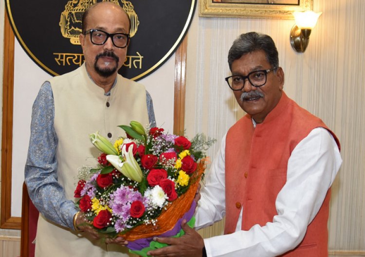 राज्यपाल श्री डेका से नेता प्रतिपक्ष श्री महंत ने सौजन्य भेंट की