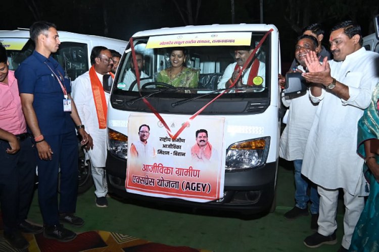 कबीरधाम में ‘दीदियों’ ने संभाली स्टीयरिंग, उपमुख्यमंत्री श्री शर्मा बने पैसेंजर