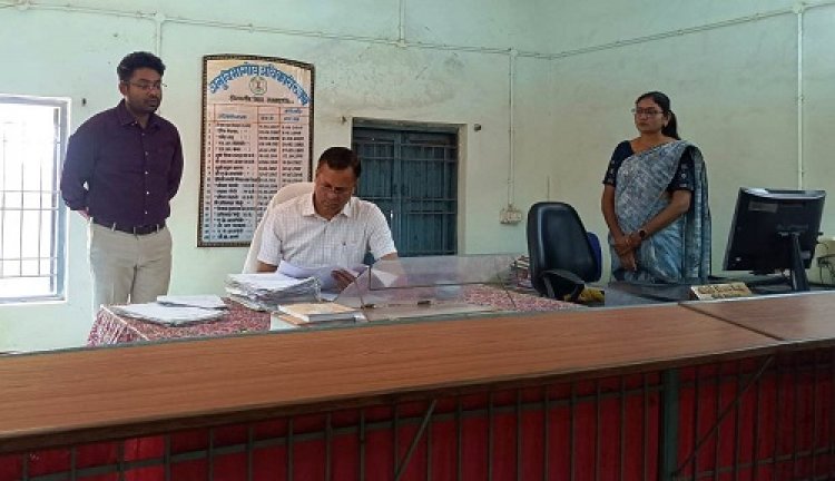 संभागायुक्त ने एसडीएम कार्यालय डोंगरगांव का किया आकस्मिक निरीक्षण