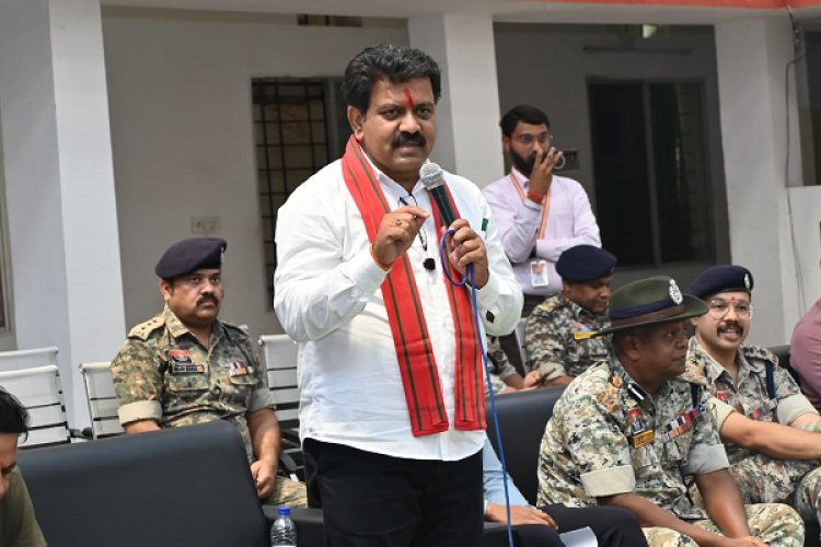 उपमुख्यमंत्री श्री विजय शर्मा ने पुनर्वास केंद्र दंतेवाड़ा में युवाओं से की मुलाकात