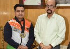 राज्यपाल श्री डेका ने स्वर्ण पदक विजेता आर्मरेसलर श्रीमंत झा को दी बधाई