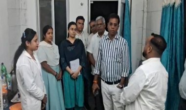 डीएम ने किया प्राथमिक स्वास्थ्य केंद्र का निरीक्षण, मरीजों से ली सुविधाओं की जानकारी