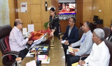 राज्यपाल ने कोसा वस्त्रों के नवाचार और बुनकरों के आर्थिक सशक्तिकरण पर दिया जोर