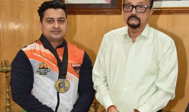 राज्यपाल श्री डेका ने स्वर्ण पदक विजेता आर्मरेसलर श्रीमंत झा को दी बधाई