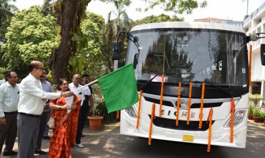 राज्यपाल डेका ने खैरागढ़ विश्वविद्यालय की नई बस को दिखाई हरी झंडी