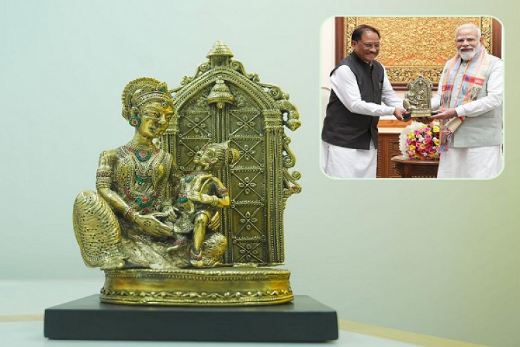 प्रभु श्रीराम के आदर्शों से प्रेरित छत्तीसगढ़ : मुख्यमंत्री श्री साय ने प्रधानमंत्री श्री नरेंद्र मोदी को बेल मेटल निर्मित ‘माता कौशल्या के राम’ कलाकृति की भेंट