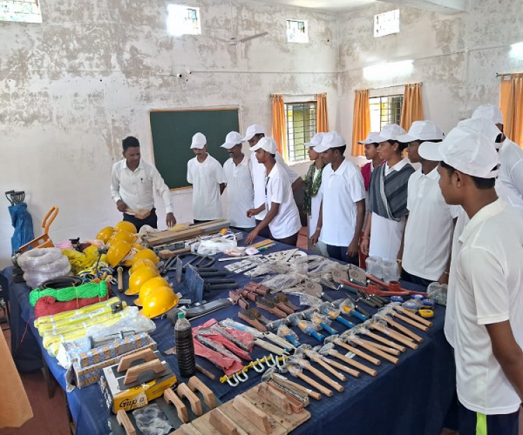 विशेष लेख : कभी बंदूक थामकर हिंसा करने वाले माओवादी अब सीख रहे हुनर