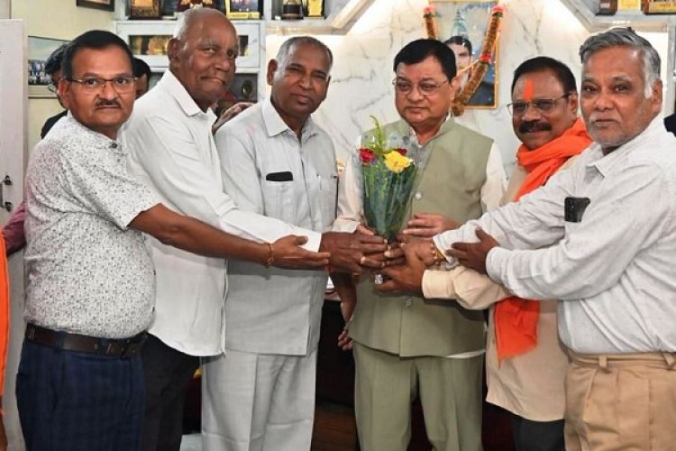 उद्योग मंत्री श्री देवांगन के जन्मदिन पर बधाई देने कार्यकर्ताओं एवं आम नागरिकों का उमड़ा हुजूम, जगह-जगह अभिनंदन एवं स्वागत