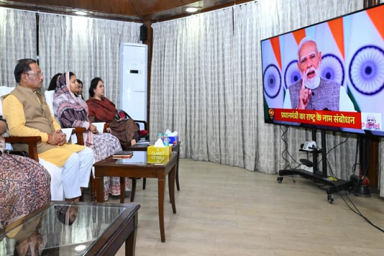 मुख्यमंत्री श्री विष्णुदेव साय ने आज राजधानी रायपुर स्थित मुख्यमंत्री निवास में प्रधानमंत्री श्री नरेंद्र मोदी के नारी शक्ति वंदन अधिनियम के सम्बन्ध में राष्ट्र के नाम प्रसारित संबोधन का श्रवण किया