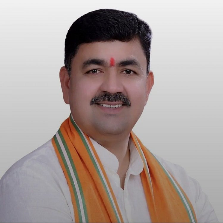 वेतन भुगतान की मांग लेकर निगम कर्मचारियों के समर्थन में नेता प्रतिपक्ष का धरना