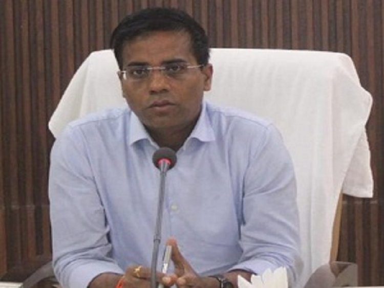 कलेक्टर ने पालकों से बच्चों के मोबाइल लत को दूर करने की अपील की